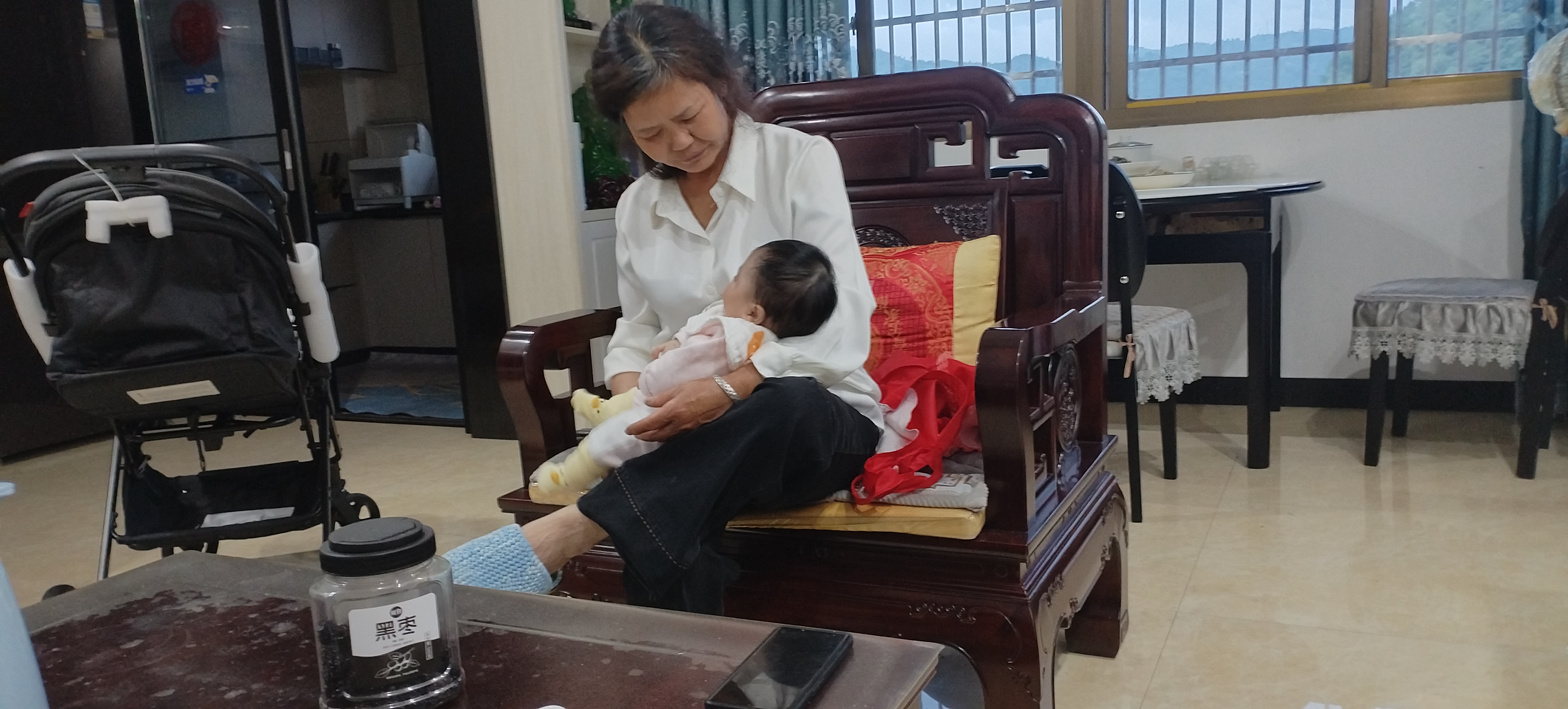 奶奶一个月了回来见宝贝